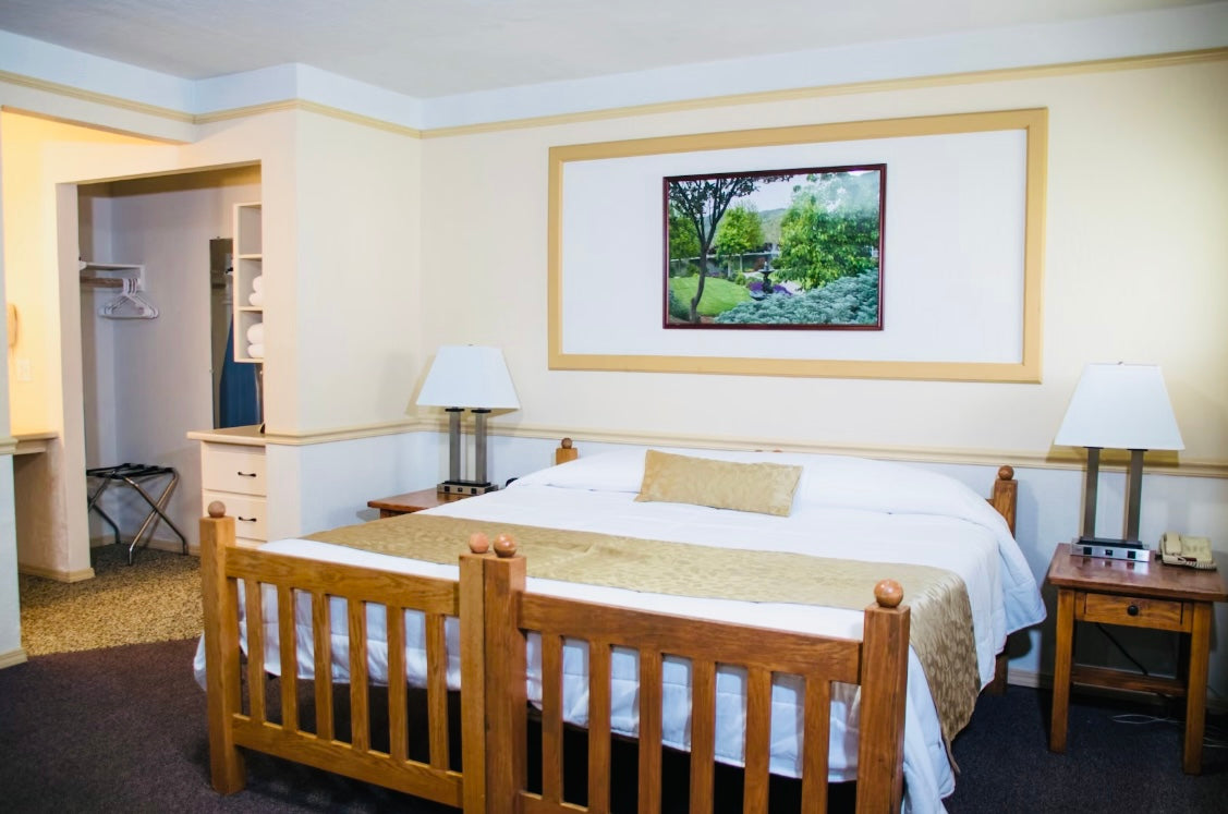 Single Room With Private King Bed & Bath (2023 Pricing Special until 12/31)